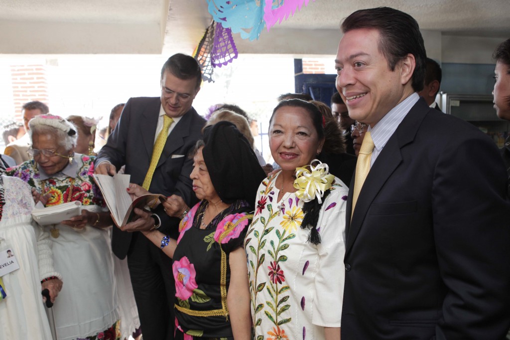 MARCELO EBRARD Y MARIO DELGADO ENTREGAN