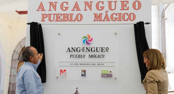 felipe-calderon-120321-angangueo-pueblo-magico-592x320
