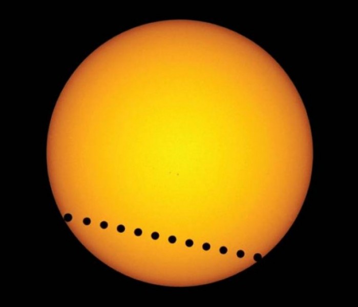 Venus atravesará el Sol en junio. Venus atravesará el Sol en junio.