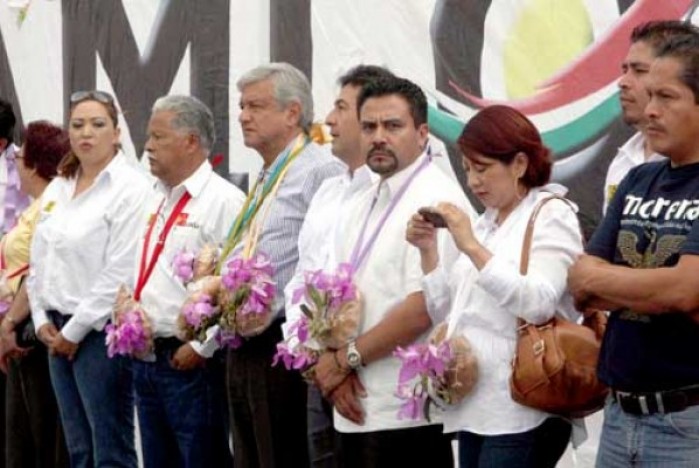 Pide AMLO a maestros impartir una lección de civismo Pide AMLO a maestros impartir una lección de civismo