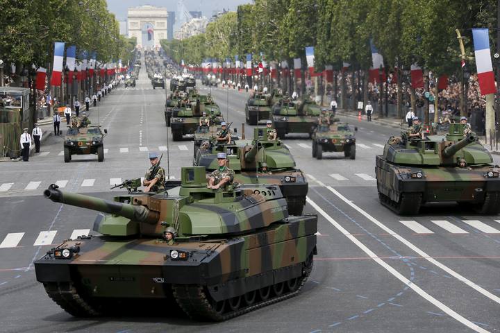 Francia celebra hoy su Fiesta Nacional. Hollande presidió el tradicional desfile militar Francia celebra hoy su Fiesta Nacional. Hollande presidió el tradicional desfile militar