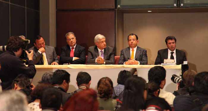 Denuncia López Obrador compra de votos y presenta boletas electorales