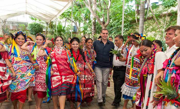 Delegaciones de la Guelaguetza inundan de alegría, música y colorido el Centro Histórico de Oaxaca