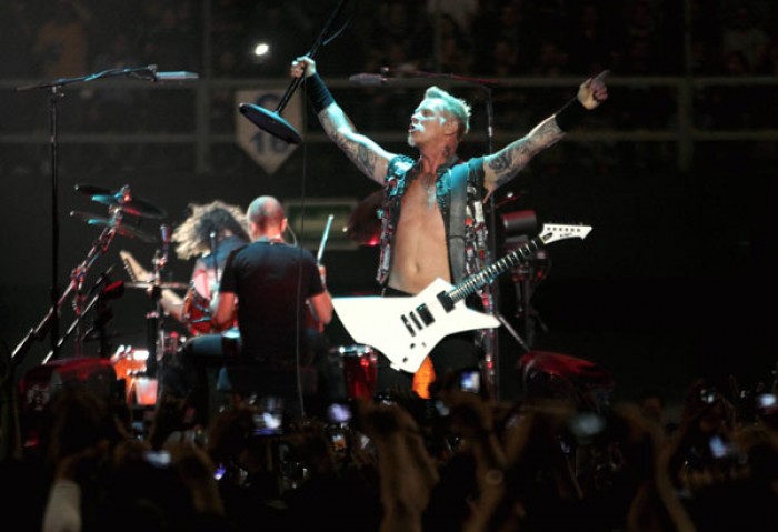 Sorprende Metallica con explosivo concierto
