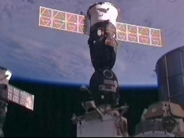Se acopla con éxito nave rusa Soyuz con Estación Espacial