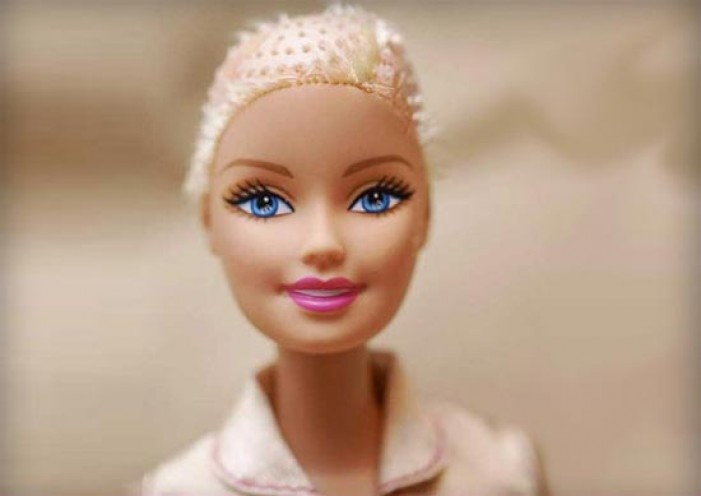 Alaba diario del Vaticano a Barbie calva para niñas con tumores Alaba diario del Vaticano a Barbie calva para niñas con tumores