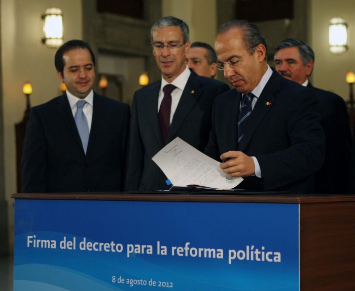 Promulga Calderón Reforma, libera candidaturas independientes Promulga Calderón Reforma, libera candidaturas independientes