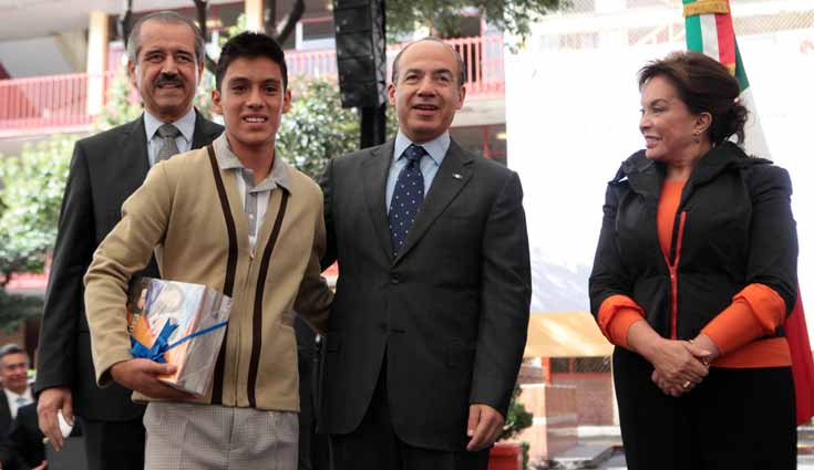 Pide Calderón no dar marcha atrás al concurso de plazas de maestros