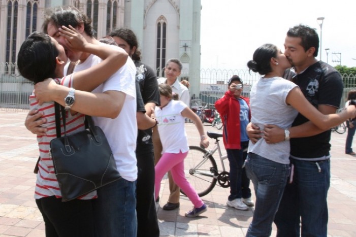Realizan manifestación con besos en Guanajuato Realizan manifestación con besos en Guanajuato