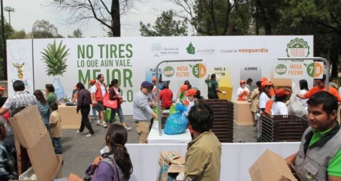 Asisten capitalinos al Mercado de Trueque en Chapultepec