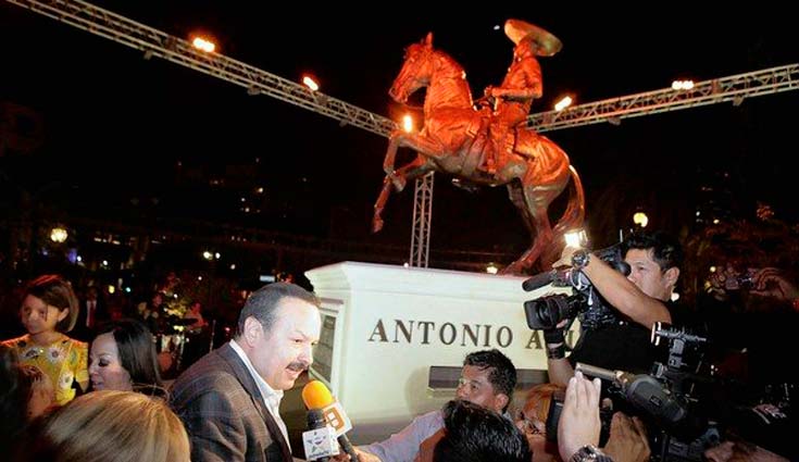 Develan estatua de Antonio Aguilar en corazón de Los Angeles Develan estatua de Antonio Aguilar en corazón de Los Angeles