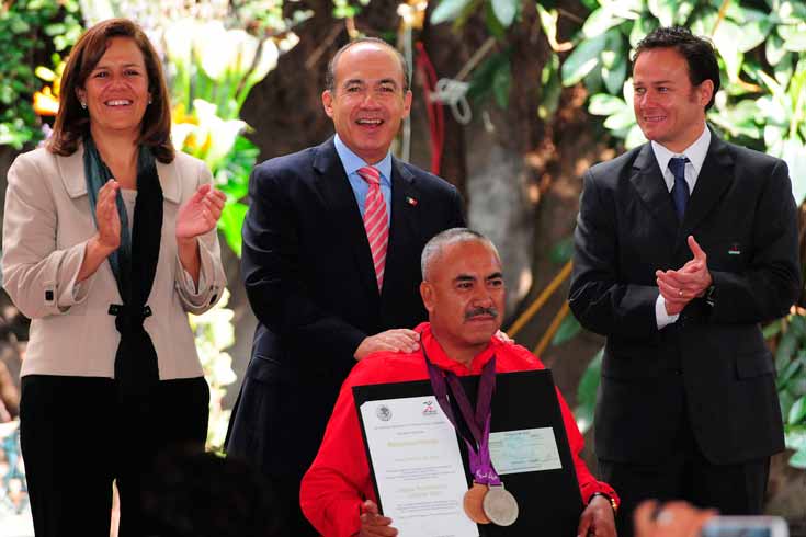 Reconoce Calderón excelencia de deportistas paralímpicos Reconoce Calderón excelencia de deportistas paralímpicos