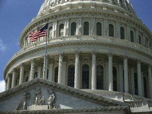 Senado de EU aprueba medida para evitar colapso fiscal