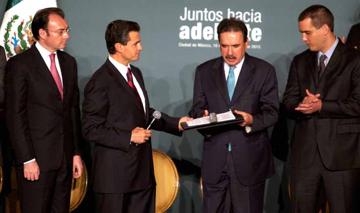 EPN presenta iniciativas de ley anticorrupción y autonomía al IFAI EPN presenta iniciativas de ley anticorrupción y autonomía al IFAI