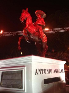 Develan estatua de Antonio Aguilar en corazón de Los Angeles Develan estatua de Antonio Aguilar en corazón de Los Angeles
