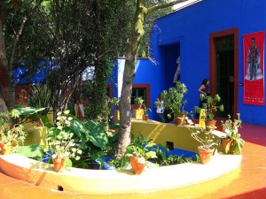 Exhibirán por primera vez el guardarropa de Frida Kahlo