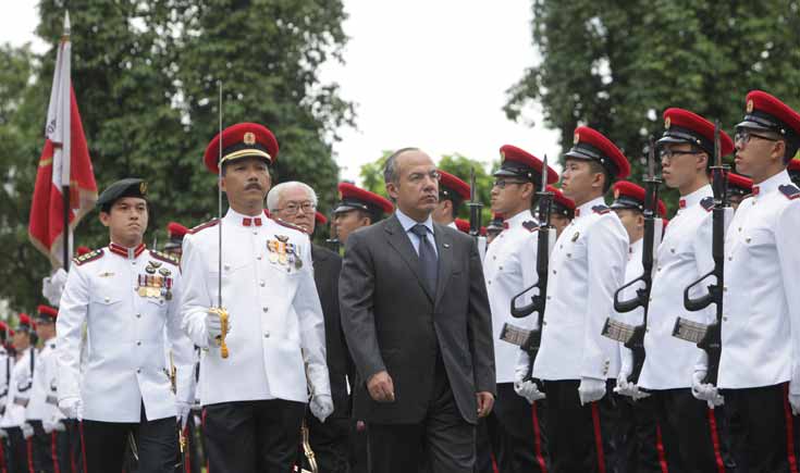 Reciben con honores a Calderón en Singapur Reciben con honores a Calderón en Singapur