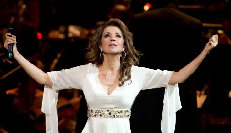 Deslumbra Guadalupe Pineda a Bellas Artes