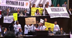 Toman tribuna para protestar contra reforma laboral