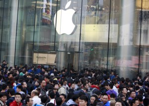 Abre Apple su mayor tienda en Asia