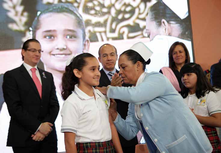 Calderón anuncia universalización de la vacuna contra el Papiloma Humano Calderón anuncia universalización de la vacuna contra el Papiloma Humano