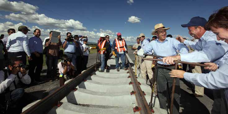 El Presidente Calderón supervisó el Libramiento Ferroviario de Celaya, entre otras obras hoy. El Presidente Calderón supervisó el Libramiento Ferroviario de Celaya, entre otras obras hoy.
