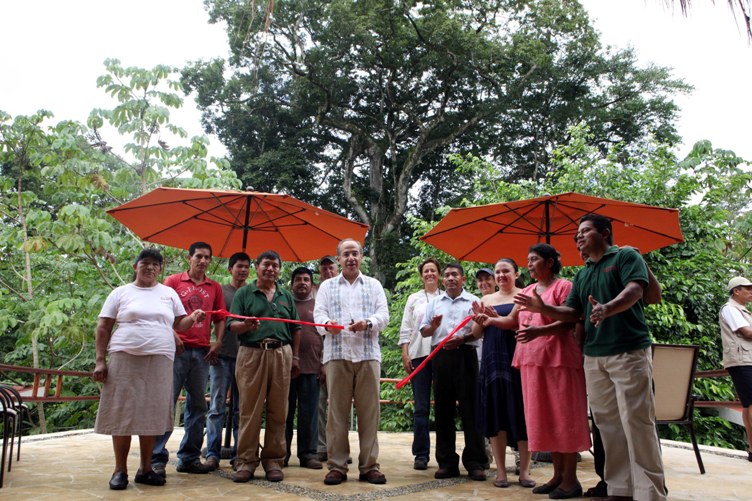 Calderón inaugura hotel ecológico en Chiapas