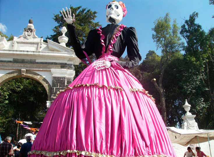 Rescatan con catrines de 9 metros tradiciones en Tepotzotlán