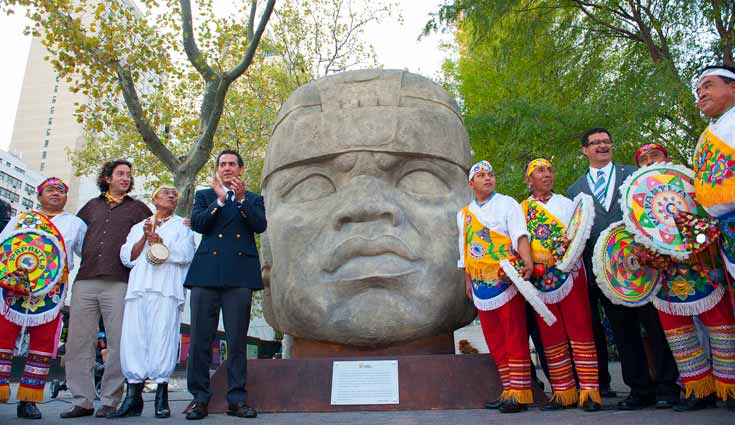 Colocan cabeza olmeca frente a la sede de la ONU en Nueva York Colocan cabeza olmeca frente a la sede de la ONU en Nueva York