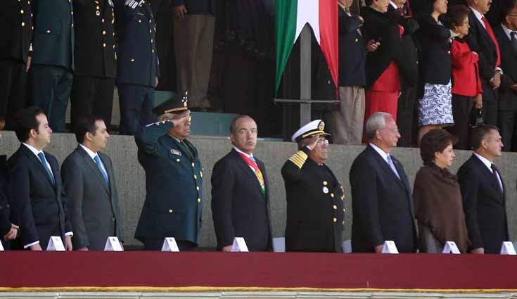 Llama Felipe Calderón a fortalecer instituciones y democracia