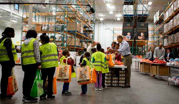 Los Obama distribuyen comida a familias necesitadas