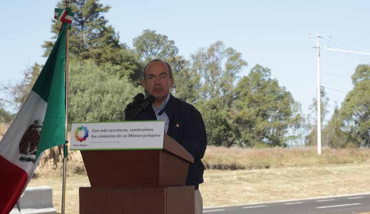 Resalta presidente Calderón beneficios de construir carreteras Resalta presidente Calderón beneficios de construir carreteras