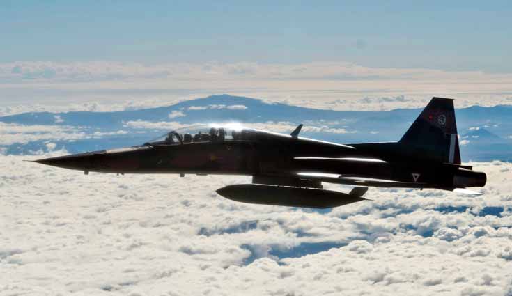Escoltan a Calderón cazas F-5