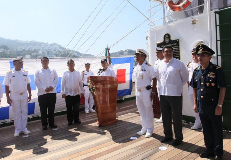 Abandera Calderón buque de apoyo “Libertador” en Acapulco