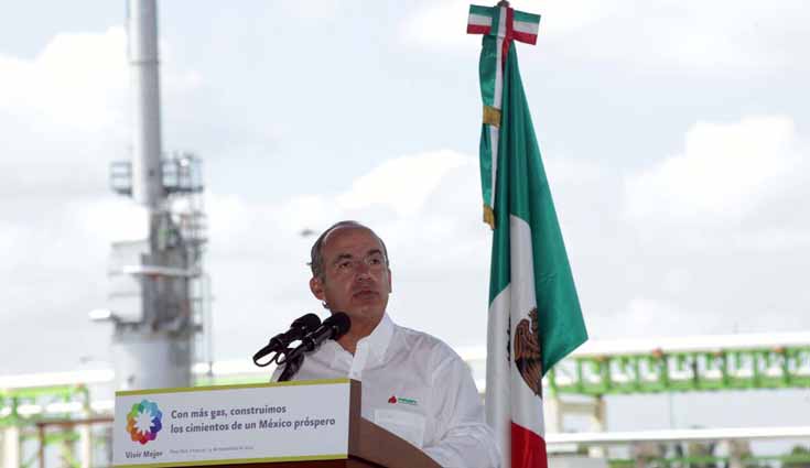 Anuncia Calderón nuevo yacimiento de petróleo Anuncia Calderón nuevo yacimiento de petróleo