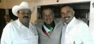 Ofrece disculpas alcalde que usó banda presidencial