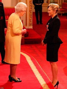 Isabel II condecora a Kate Winslet
