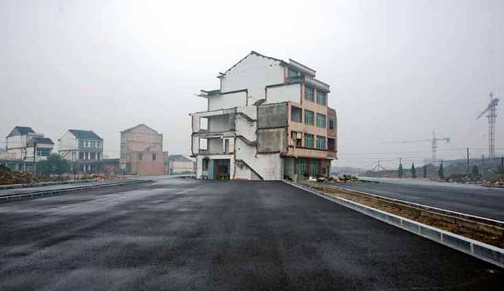 La casa que 'vive' a la mitad de una autopista La casa que 'vive' a la mitad de una autopista