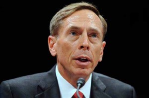 Descubrió FBI infidelidad del ex director de la CIA
