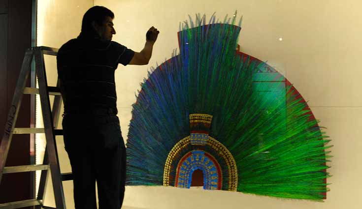 El `Penacho de Moctezuma´ reaparece en Viena restaurado por México y Austria El `Penacho de Moctezuma´ reaparece en Viena restaurado por México y Austria