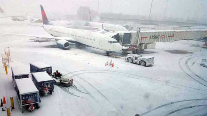 Más de mil vuelos cancelados y cientos retrasados en medio de una tormenta de nieve en el noreste de EU