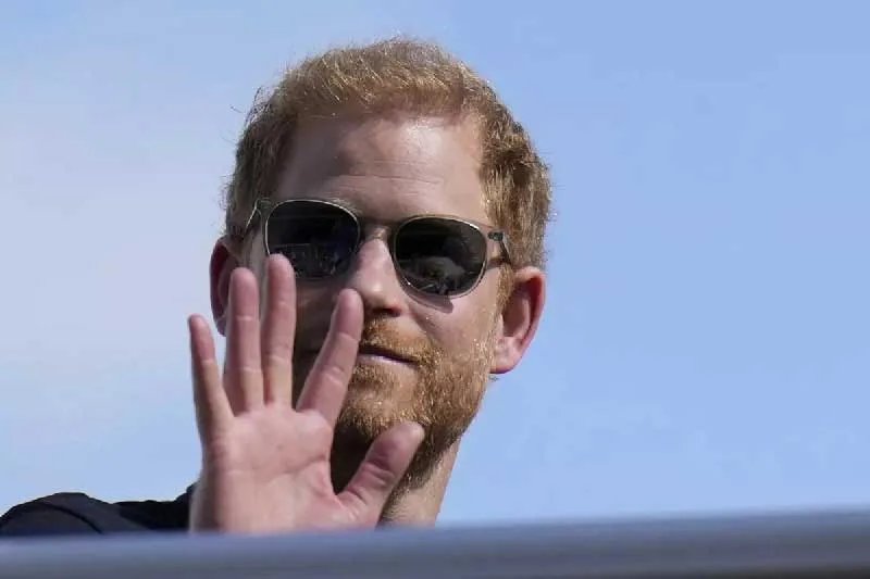 El príncipe Enrique llega a un acuerdo en caso contra editorial británica que hackeó su teléfono