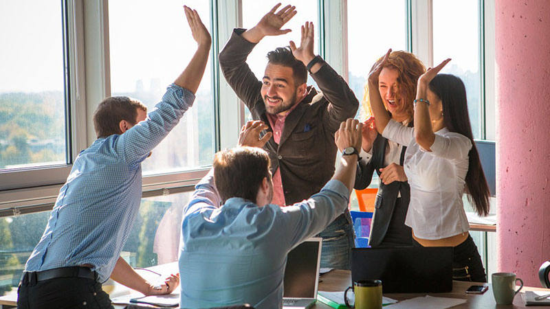 El Día de la Felicidad, Una Luz entre Sombras…