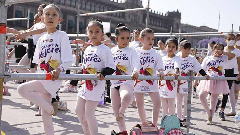 ¡Historia en movimiento! Clase masiva de ballet en el Zócalo de CDMX reúne a más de 5 mil personas