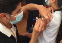 CDC: Vacunas COVID-19 no están relacionadas con problemas cardíacos fatales en jóvenes