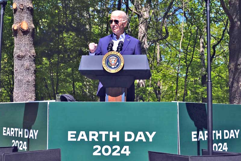 Biden celebra el Día de la Tierra presionando al Partido Republicano y anunciando 7 mil millones de dólares en subvenciones federales para energía solar