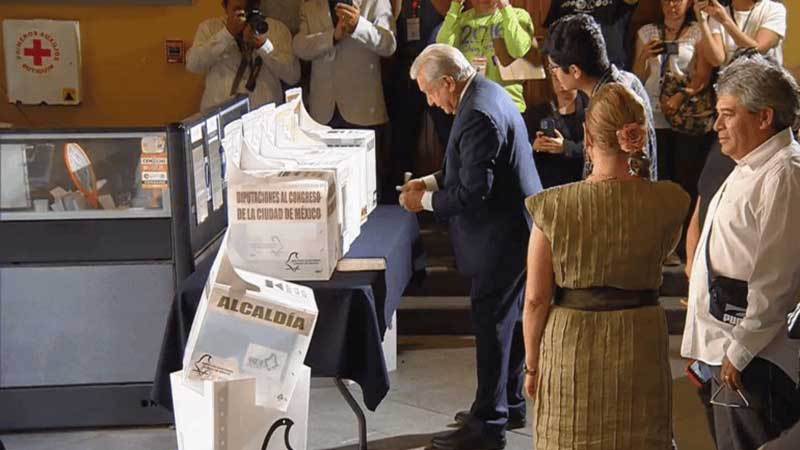 López Obrador emite su voto