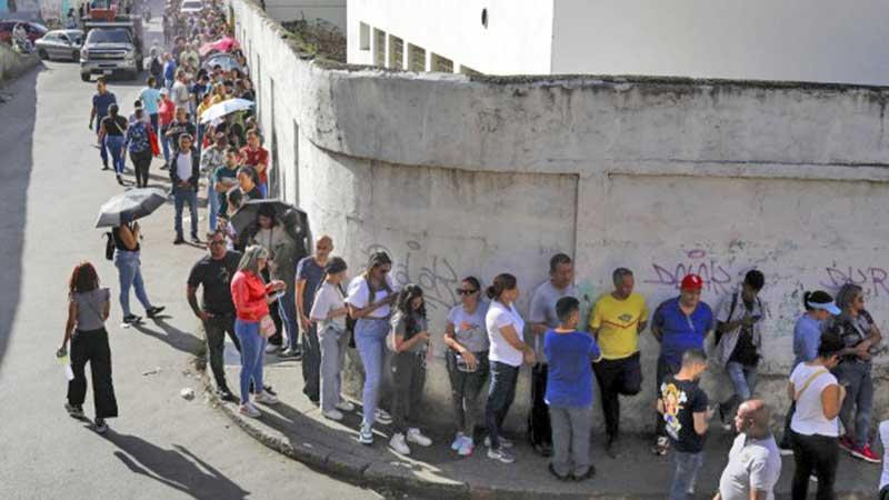 Consejo electoral de Maduro lo declara reelecto; en conteo se cae el sistema