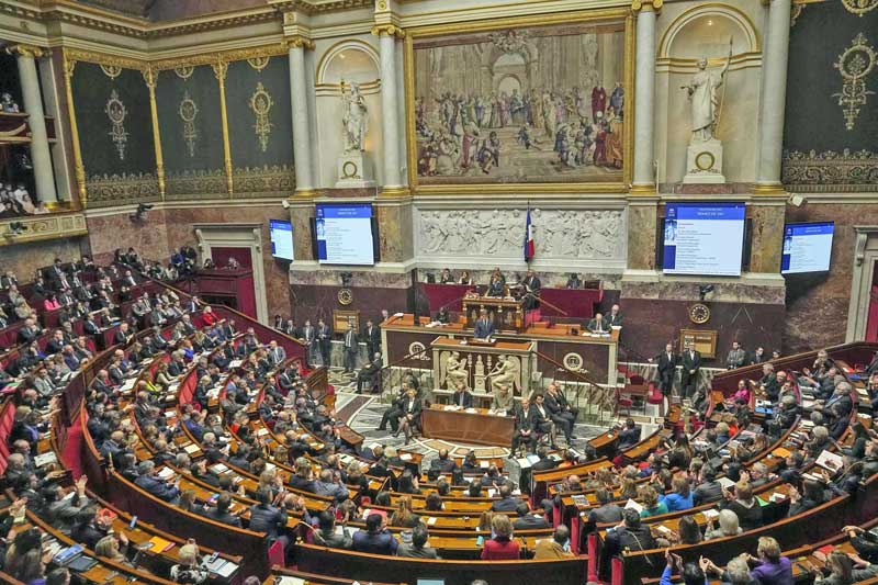 Macron rompe el silencio y pide 'una mayoría sólida' con 'fuerzas republicanas' para formar Gobierno