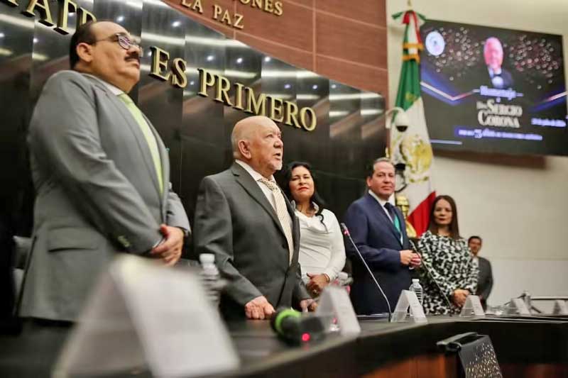 Sergio Corona es sorprendido con un homenaje en el Senado de la República